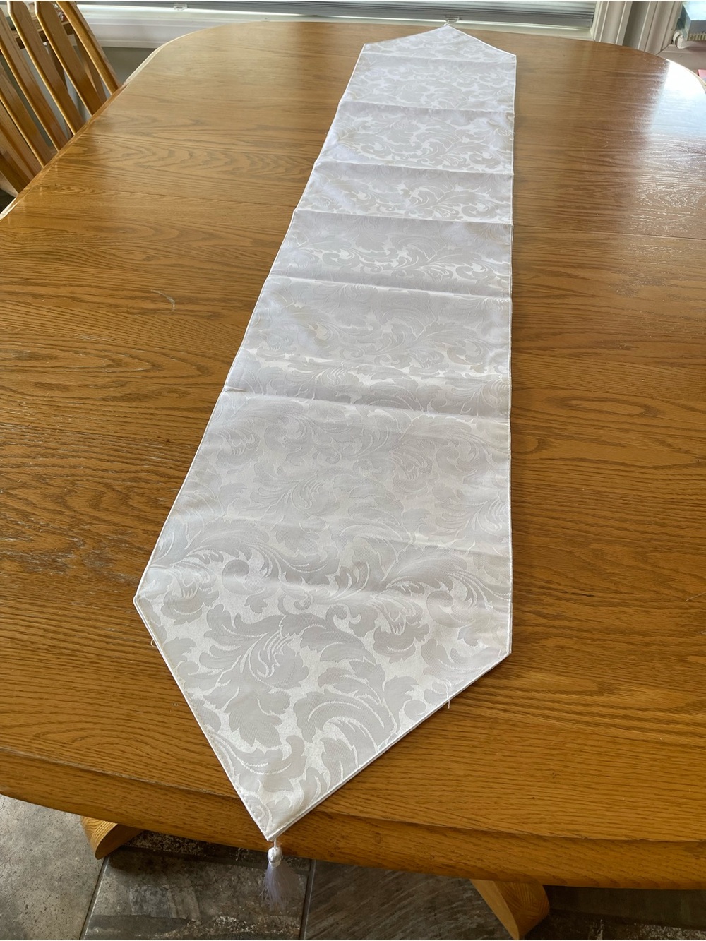 NEW White Jacquard Damask Table Runner 🌼
